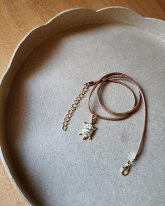 Collana cordino con tartaruga 