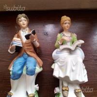 Statuine in ceramica con N coronata