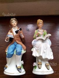 Statuine in ceramica con N coronata