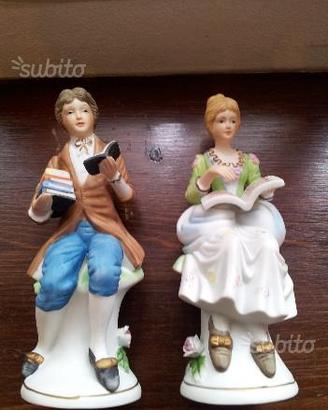 Statuine in ceramica con N coronata