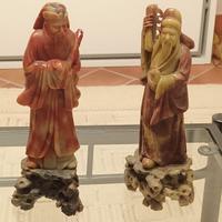 Due sculture in pietra marmorea