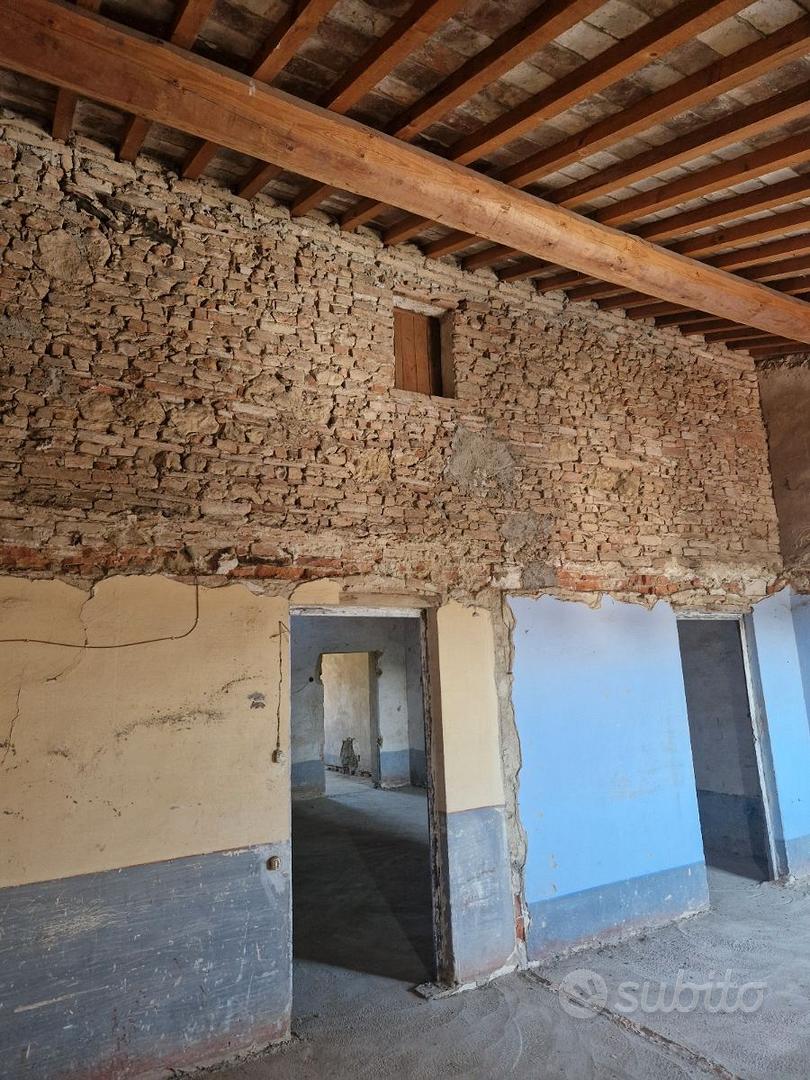 Porzione di casa con 5.000 mq di terreno attigui - Vista 2