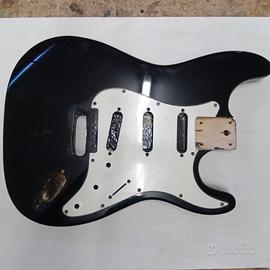 Body chitarra stratocaster Roytek con battipenna