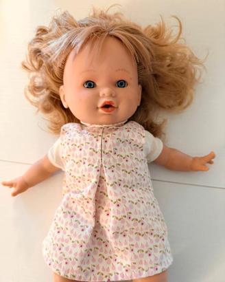 Bambola Antonio Juan con vestito a fiori