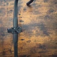 Manubrio carbonio e attacco alluminio