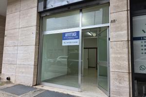 Locale commerciale di 90 mq in via Oberdan, Lecce