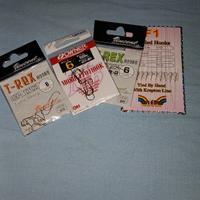 attrezzatura pesca: ami,galleggianti e mulinelli 