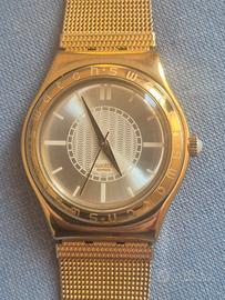 Orologio da donna Swatch colore oro.