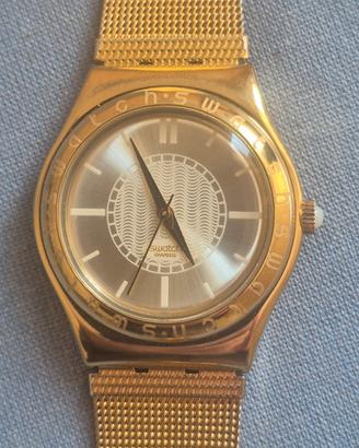 Orologio da donna Swatch colore oro.