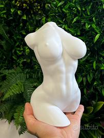 Statuetta donna formosa