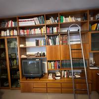 Libreria con scala integrata su misura