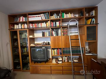 Libreria con scala integrata su misura