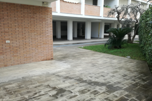 Trivani arredato con balconi terrazzati