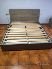 Letto contenitore con rete a doghe + 2 comodini.