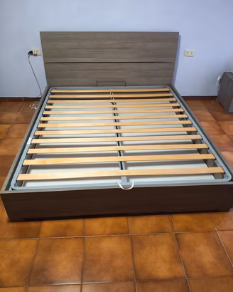 Letto contenitore con rete a doghe + 2 comodini.