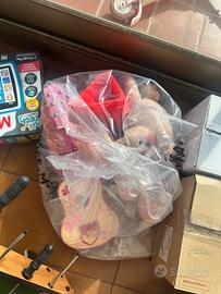 Giocattoli e libri bambini e bambine