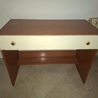 scrivania color ciliegio con cassetto