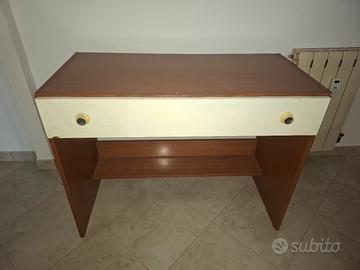 scrivania color ciliegio con cassetto