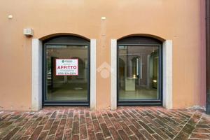 NEGOZIO A DESENZANO DEL GARDA