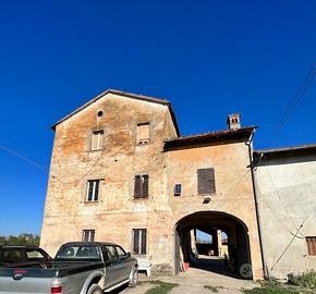 Cascina con terreno