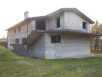 Casa indipendente di 270 m² con 4 locali e box aut
