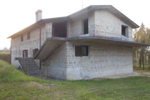 Casa indipendente di 270 m² con 4 locali e box aut