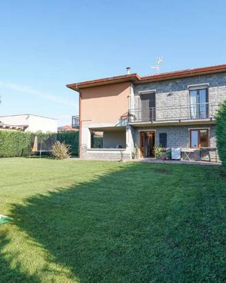 Villa di 386 m² con 5 locali e box auto a Madone