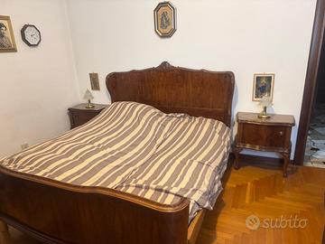 Letto matrimoniale antico in legno con 2 comodini