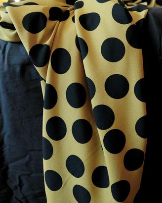 Tessuto a Pois neri su fondo giallo senape