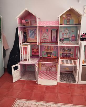 Casa delle bambole in legno 