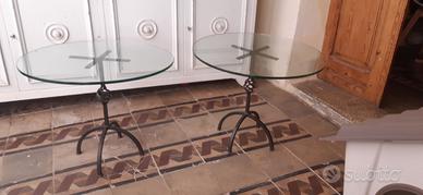 Coppia di comodini in ferro battuto e vetro