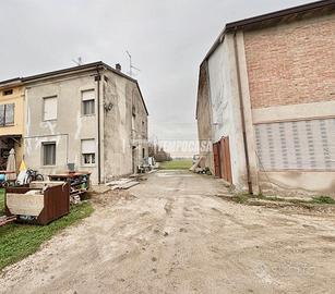 CASA INDIPENDENTE CON ANNESSO BOX E STALLA.