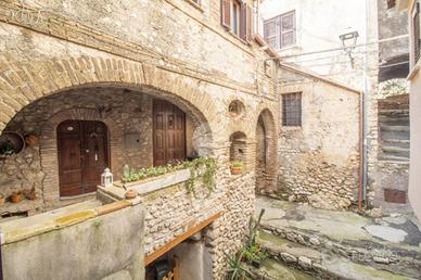 2 LOCALI A PALOMBARA SABINA
