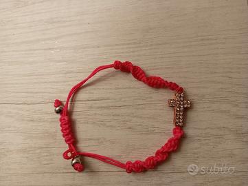 Due Bracciali in tessuto regolabili con croce