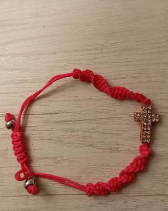 Due Bracciali in tessuto regolabili con croce