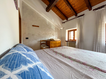 Al centro e vicina al lago