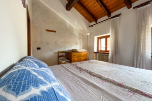 Al centro e vicina al lago