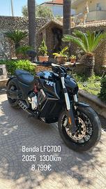 Benda LFC700 2025  soli 1300km