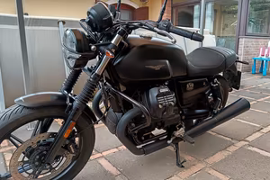 Moto Guzzi V7 Stone 2024 - PERFETTA