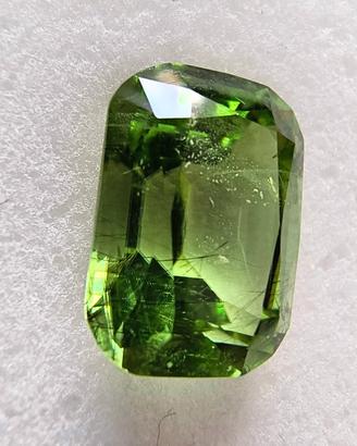 Splendido Peridoto naturale 9,76 ct con certificat