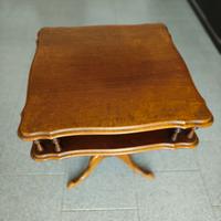 Elegante Tavolino a Due Piani in Stile 