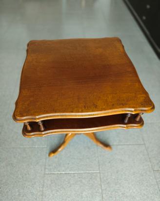 Elegante Tavolino a Due Piani in Stile 