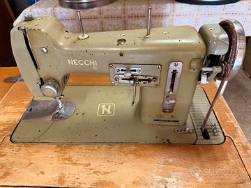 Macchina da cucire d’epoca Necchi BU Mira