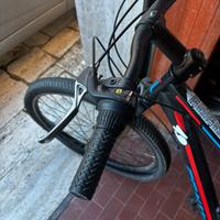 Mountain bike 27,5” con sospensione anteriore