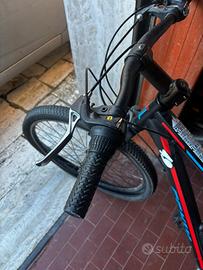 Mountain bike 27,5” con sospensione anteriore