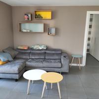 Divano grigio con chaise longue