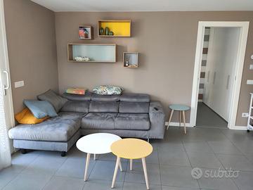 Divano grigio con chaise longue