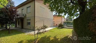 Casa indipendente con due unita' abitative in cent