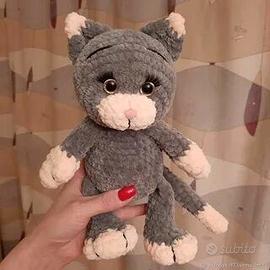 Gattino di peluche grigio morbido per bambini