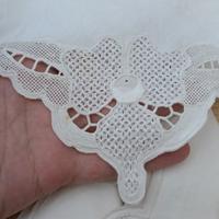 tovaglioli in lino sfilati e ricamati .